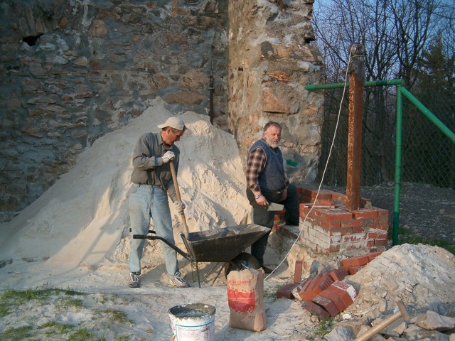 ag_tn_kol Grzegorz i Tadeusz SP6HQT podczas budowy kominka.JPG